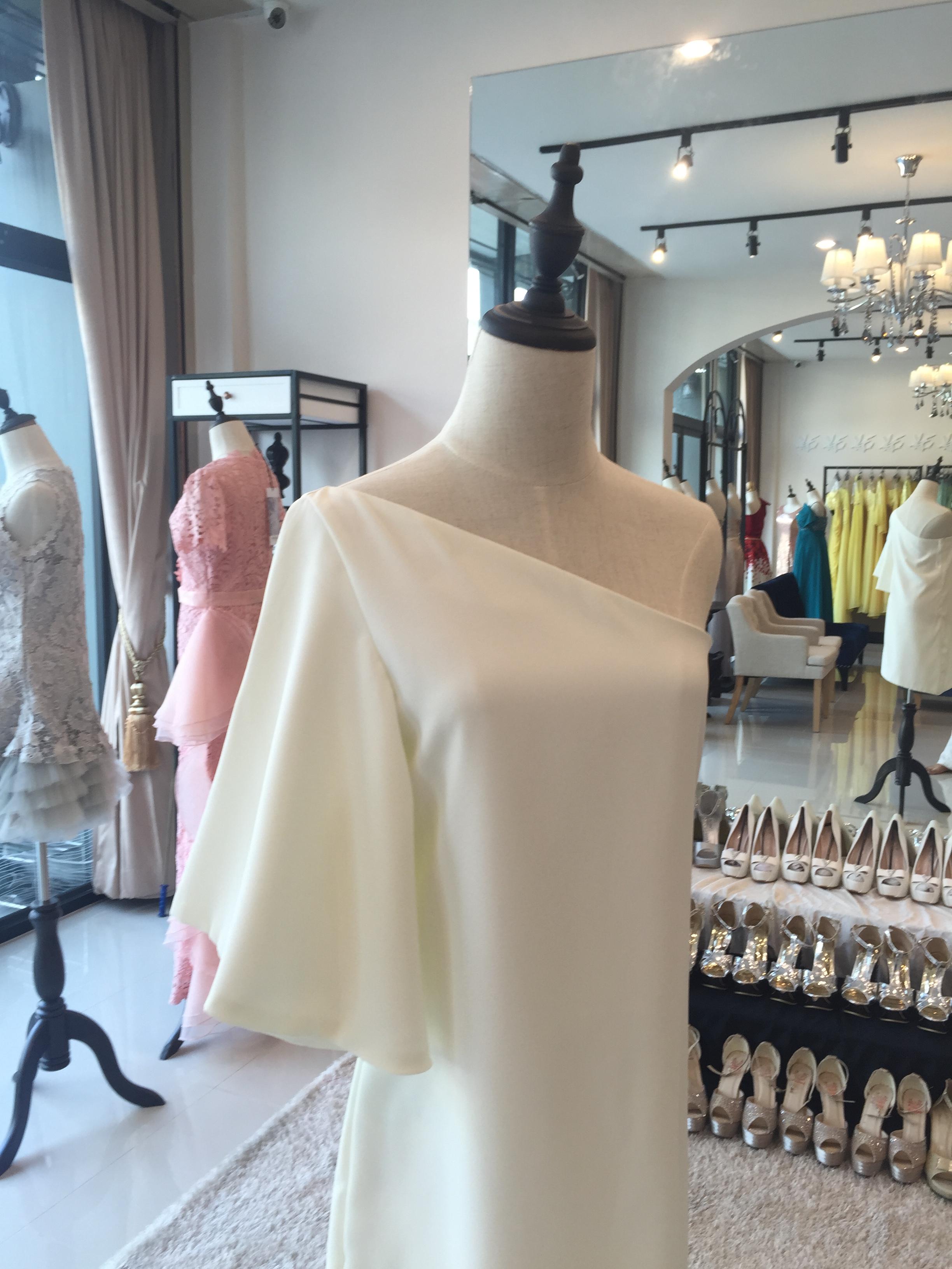 พร้อมส่ง ชุดออกงาน แบบเรียบหรู ปาดไหล่ สีแดงไวน์ ใส่ได้ทั้งงานเช้า งานเย็น (เหลือเฉพาะไซส์ S)