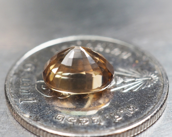 เพทายกัมพูชา 3.31 กะรัตสีน้ำตาลอ่อนปนเหลือง (0947)