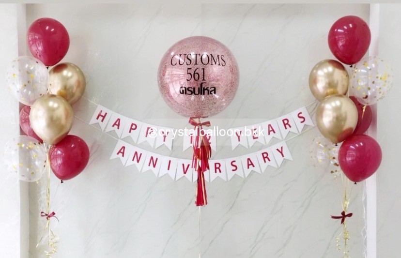 ลูกโป่ง วันครบรอบ Bubble ขนาด 24" กลิตเตอร์สีแดง พร้อม ช่อลูกโป่ง ช่อ 7 ลูก 2 ช่อ , ป้ายธง 23 อักษร Theme แดง - ทอง - ขาว พร้อมตกแต่ง สามารถเปลี่ยนสีลูกโป่งได้