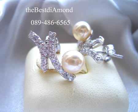 BE508RD+++ต่างหู X pearl +++ ต่างหูมุก ดูดี หรูหรา ดีไซน์เก๋ กรอบเพชรทำเหมือนตัว X และ มุกห้อยอยู่ตรงปลาย เก๋มากๆๆ ดีไซน์ทันสมัยสุดๆๆ