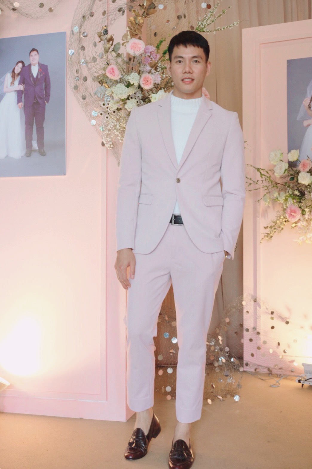 พร้อมเช่า ชุดสูทชาย สีชมพูพาสเทล Pastel Pink ทรงเข้ารูป สไตล์เกาหลี (ไม่มีเสื้อกั๊ก)