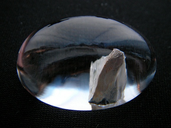 QU0016 QUARTZ แก้วเข้าแก้ว พระธาตุผุดกลางแก้ว เนื้อแก้วใสสะอาด ก้นแก้วกลวงตามรูปพระธาตุ ขนาดเม็ดแก้ว 19.45 x29.10x15.19 mm. นน. 63.79 ct.
