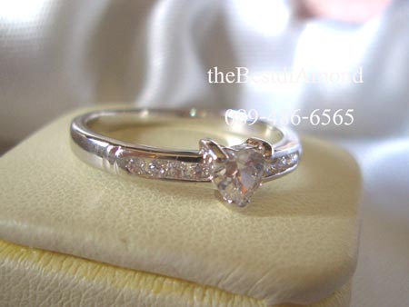 BR954RD++แหวนเพชรหัวใจ 25 สตบ่าข้าง 1 แถว++ เรียบๆ แต่น่ารักมาแล้ว อยู่ได้นานไม่มีout นำเพชรหัวใจ มาผสมเพชรกลม เพชรเล่นไฟดีทั้งเพชรหัวใจ และ เพชรกลม