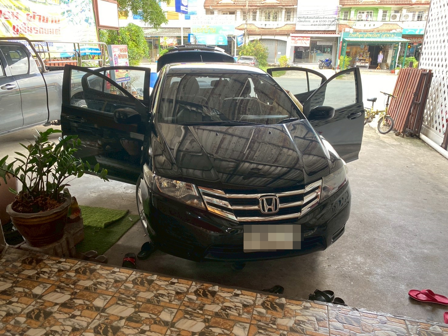พรมรถ Honda City ปี 2012 ปูพรมVVIP ด้ายคู่ สีดำด้ายทอง + ท้าย เต็มคัน