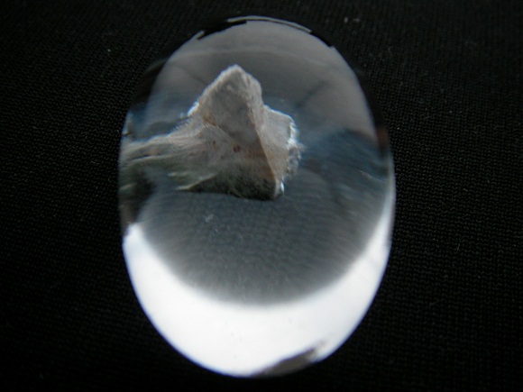 QU0016 QUARTZ แก้วเข้าแก้ว พระธาตุผุดกลางแก้ว เนื้อแก้วใสสะอาด ก้นแก้วกลวงตามรูปพระธาตุ ขนาดเม็ดแก้ว 19.45 x29.10x15.19 mm. นน. 63.79 ct.