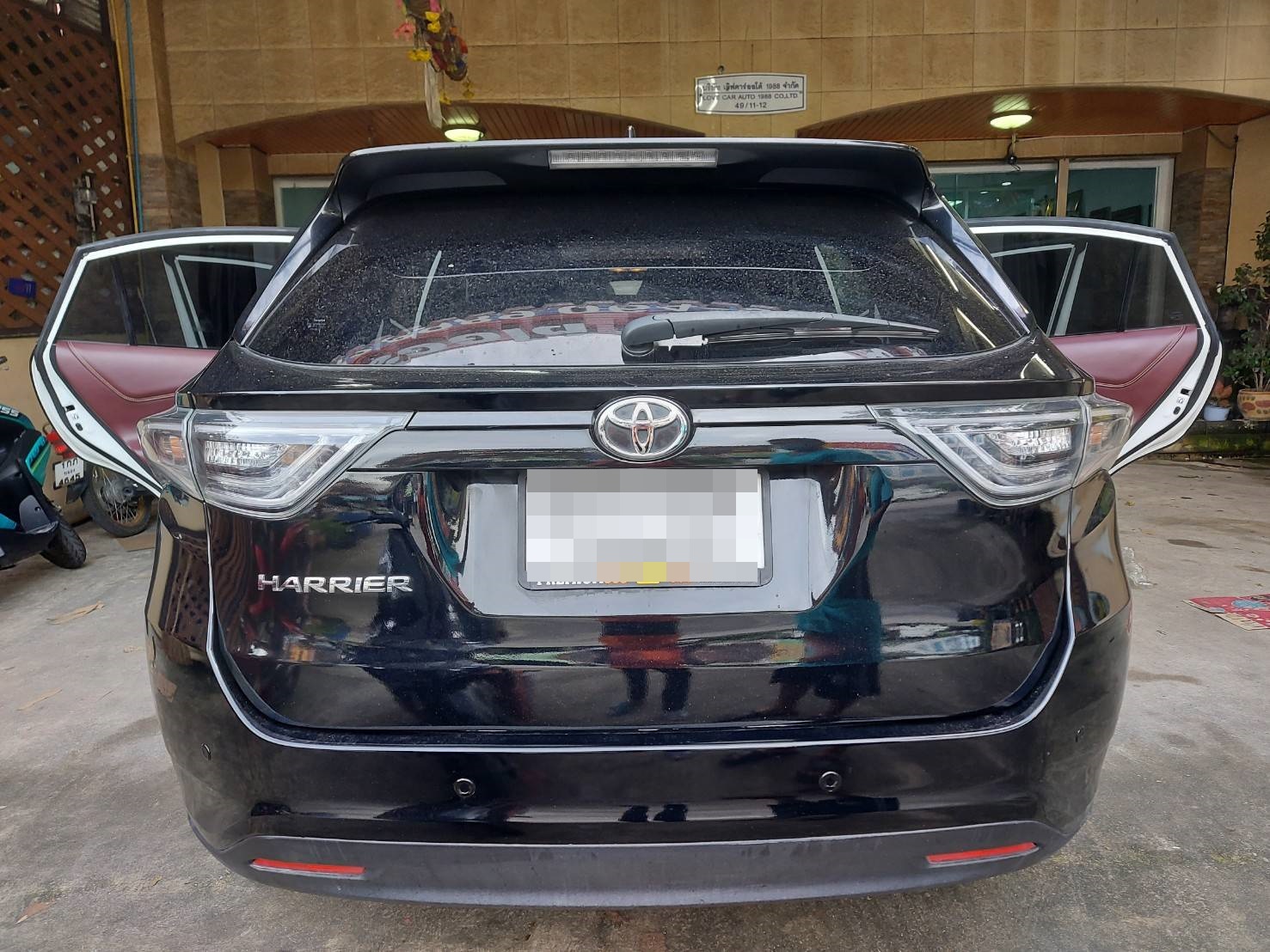 พรมรถยนต์ Toyota Harrier 2015 ปูพรม7D สีแดงเลือดหมู เสริมด้วยพรมดักฝุ่นสีครีม