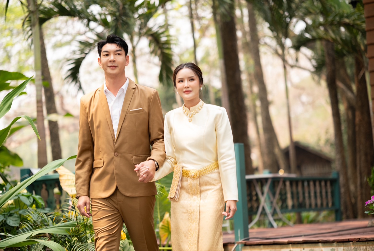 พร้อมเช่า ชุดแต่งงานไทยประยุกต์ สีทอง แขนยาว