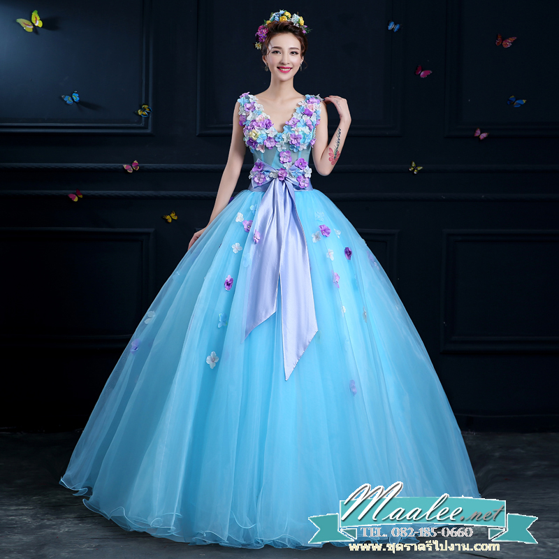 พร้อมเช่า ชุดแฟนซียาว แบบแขนกุด กระโปรงผ้าแก้ว ช่วงบนเป็นผ้าตาข่าย แซมด้วยดอกและผูกโบว์ช่วงเอว สวยมาก สีฟ้า (เชือกผูกหลัง)