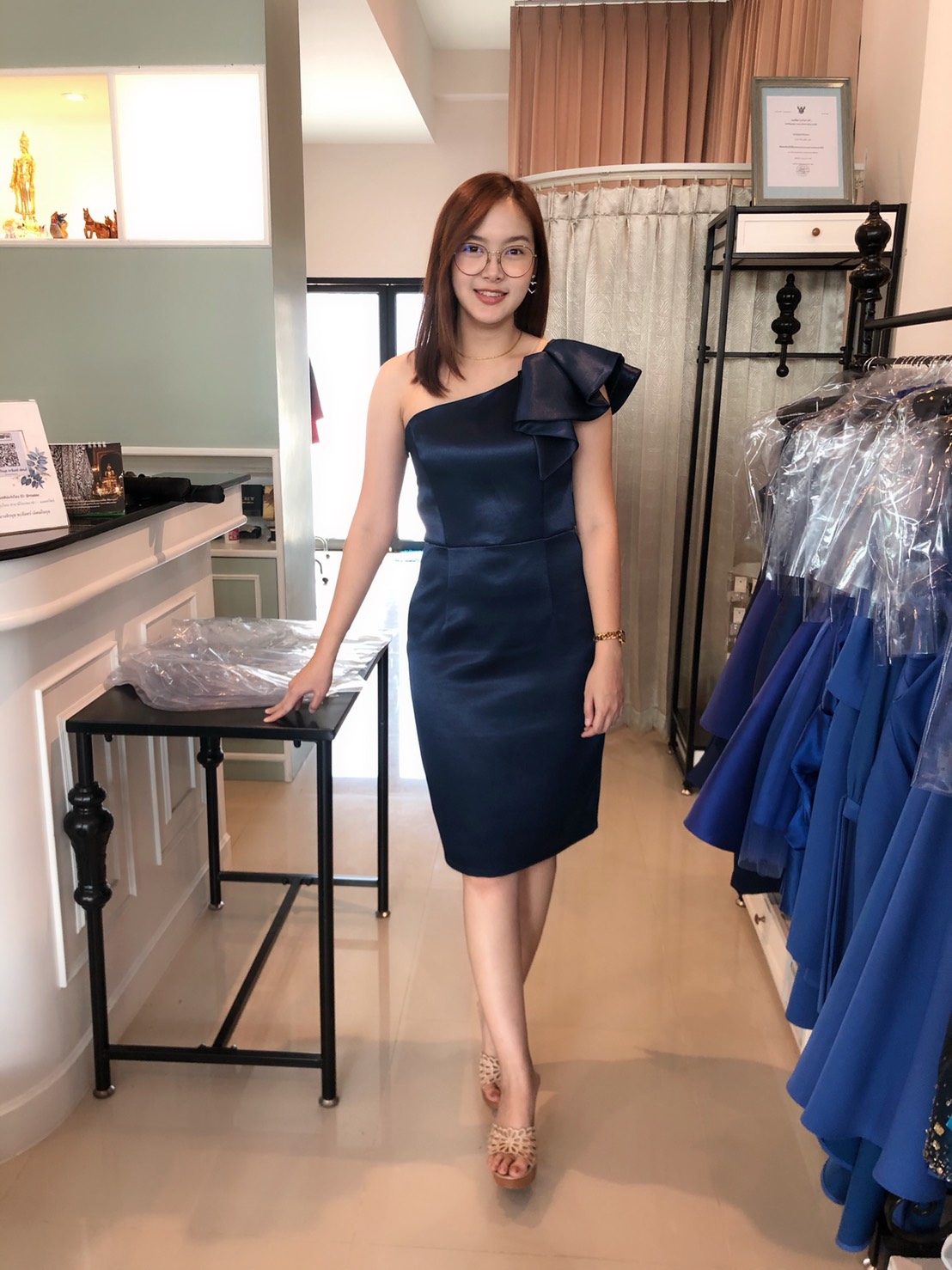 พร้อมเช่า ราตรีสั้น เดรสไหล่เดียว ผ้าดัชเชส ทรงเข้ารูป แต่งระบาย สีกรมท่า