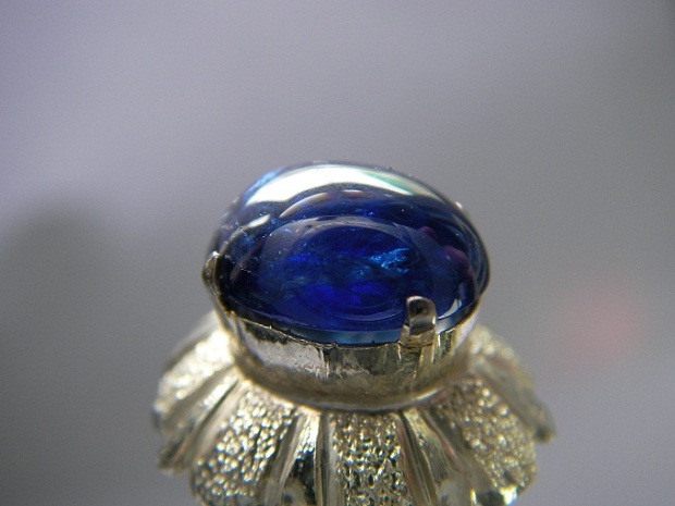 นิหร่าไพลินพม่า บ่อม๊กก๊ก (สีน้ำเงิน) เนื้อแก้วโปร่งสวย ทรงนูนไข่หวาน น่ารัก ขนาด 10.05x7.59x3.92 mm. นน. 2.9 ct. ราคาโทรถาม