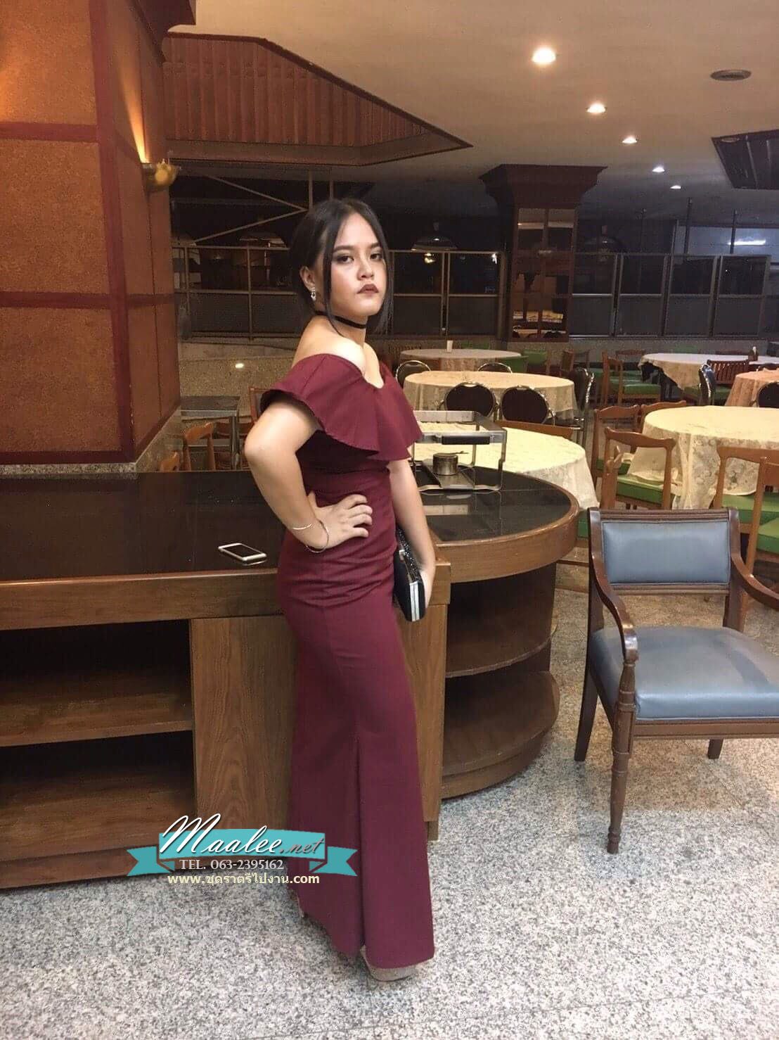 พร้อมเช่า ชุดราตรียาว ราตรียาว ชุดเดรส สีแดงเบอร์กันดี ปาดไหล่ ระบาย