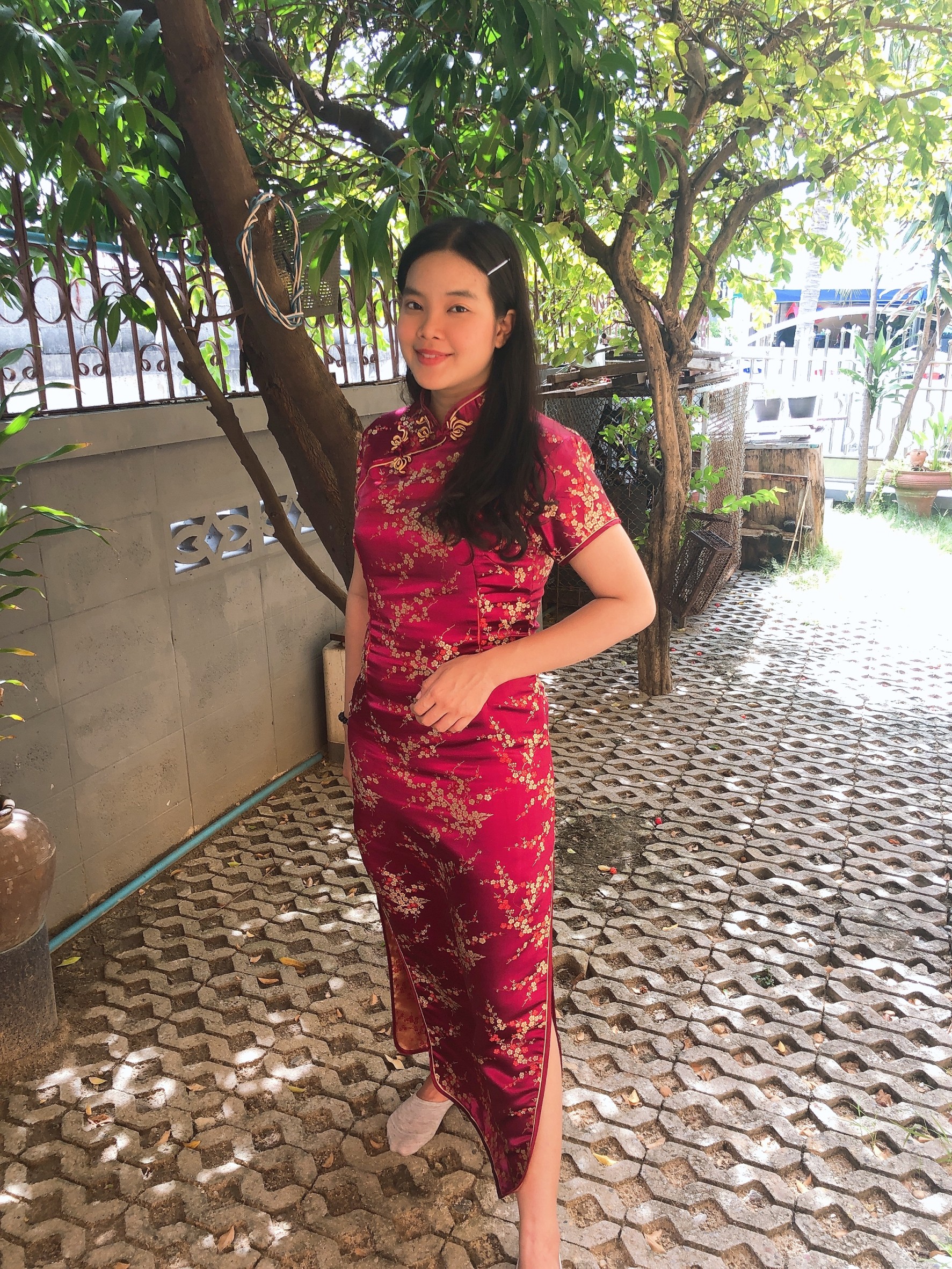 พร้อมส่ง กี่เพ้า สีไวน์แดง ลายดอกบ๊วย Cherry Blossom ผ้าไหมจีน กุ๊นขอบ ตัดเย็บอย่างดี (2XL,3XL,5XL)