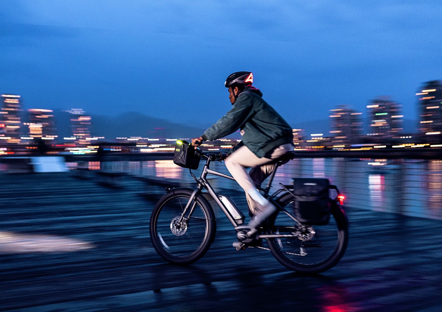 กระเป๋าหน้าแฮนด์ ORTLIEB E-Glow - Black [F8230] multitalented handlebar bag for e-bikes: with LED lighting and bottle-cage mounts 7ลิตร