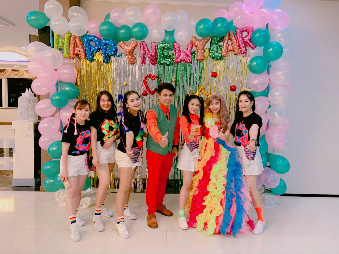 พร้อมเช่า ชุดแฟนซียาว ไหล่เดียว สีรุ้ง ระบายฟูสวย ไหล่เดียว (ซิปหลัง)