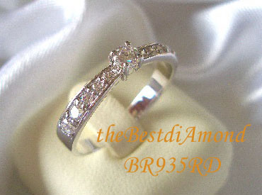 +++แหวนแถวชูเพชรไม่ใหญ่ ตัวเรือนเพรียวบาง ดูดี แต่ไม่หรูหรามาก ใส่แล้วนิ้วเพรียวค่ะรหัส BR935RD+++