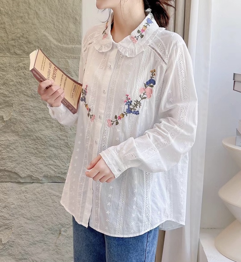 เสื้อคอบัวผ้าลูกไม้ลายปัก