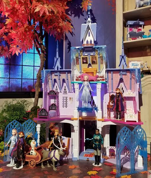 ปราสาทตุ๊กตา อเรนเดล มีไฟและระเบียงเคลื่อนที่ได้ จาก โฟรเซ่น 2 Disney Frozen 2 Ultimate Arendelle Castle Playset with Lights and Moving Balcony