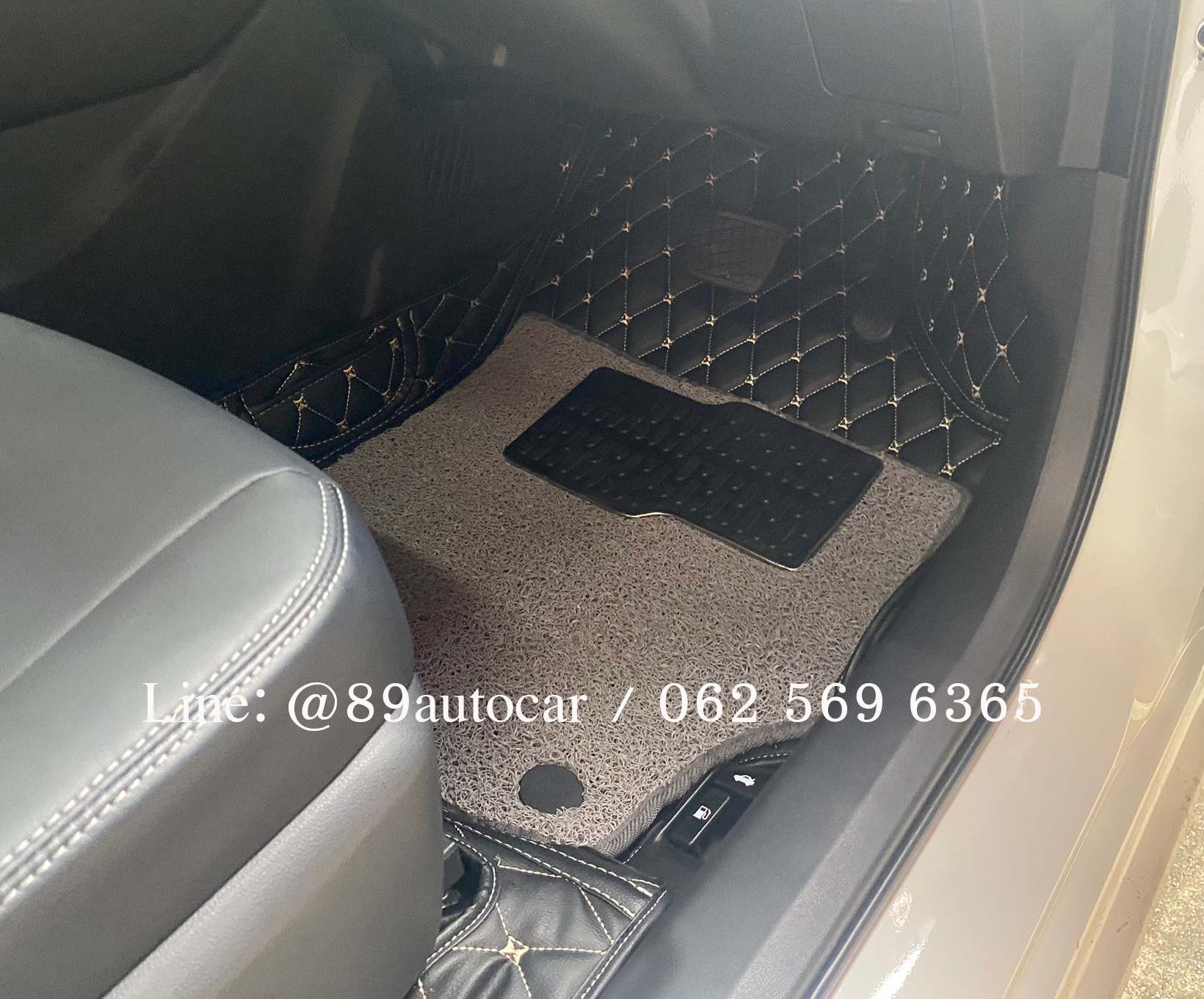 พรมปูพื้นรถยนต์ Toyota Yaris Ativ 2023 ปูพรม7D สีดำด้ายทอง เสริมด้วยพรมดักฝุ่นสีเทา เข้ารูป