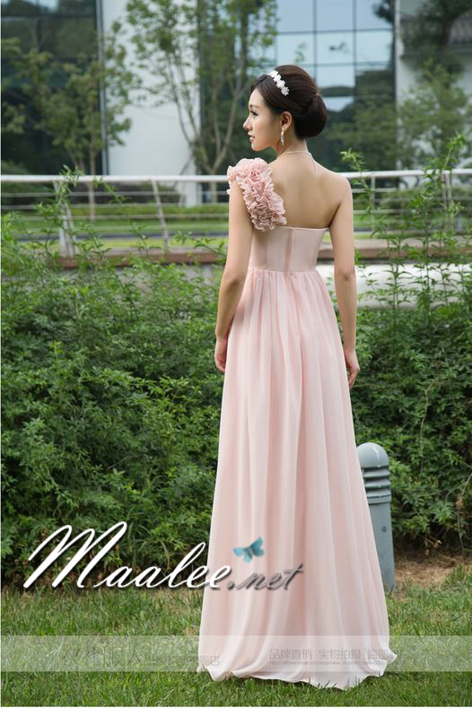 พร้อมเช่า ชุดราตรียาว ไหล่เดียว แต่งดอกช่วงไหล่ อกจับจีบ & เอวคาดเข็มขัดเพชร สีชมพูอ่อน