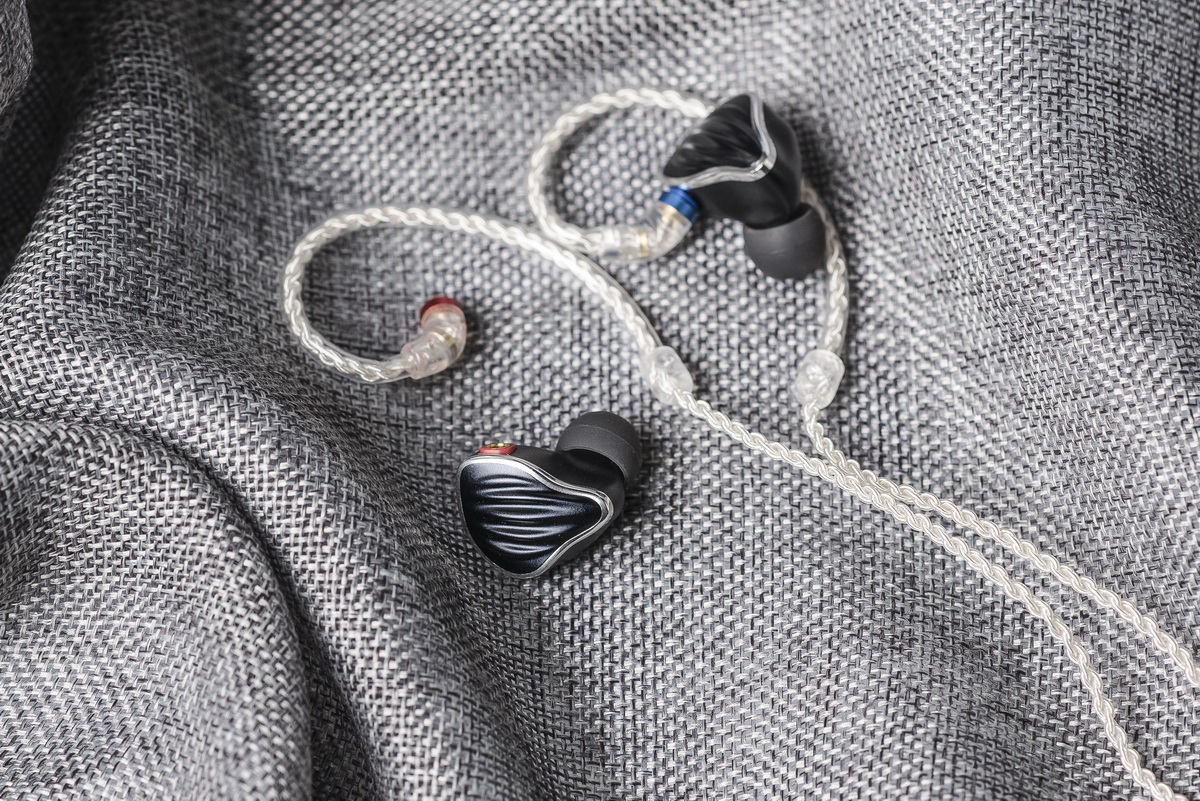 ขาย FiiO FH5 หูฟัง hybrid 4 ไดร์เวอร์ (3BAs+1DD) รองรับ Hi-Res ถอดสายได้