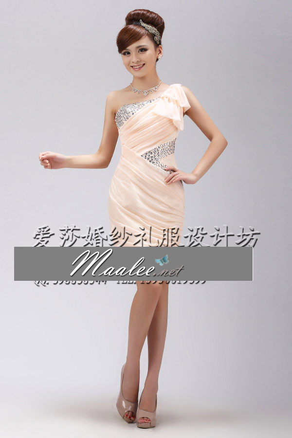 พร้อมเช่า ชุดราตรีสั้น สีครีมไข่ เข้ารูป ไหล่เดียว ปักเลื่อมตัว V แต่งระบายไหล่
