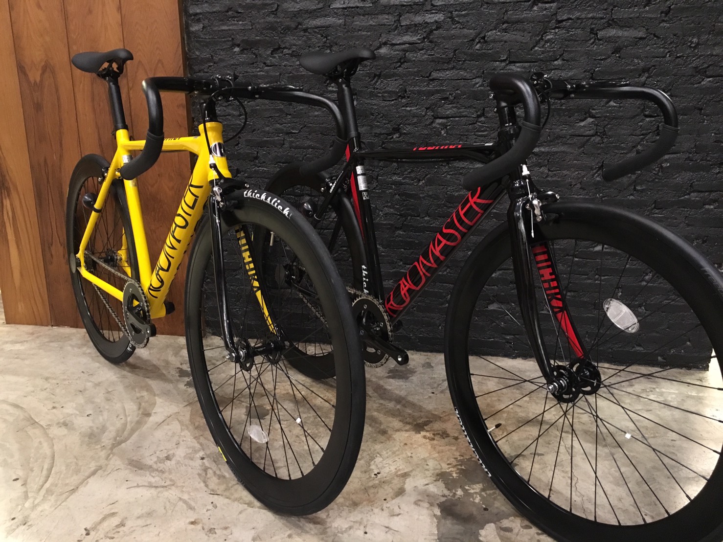 จักรยานฟิกเกียร์ Roadmaster TOCHKA FIXED GEAR 700C Size 52cm, มีสีดำแดงและสีเหลืองดำ