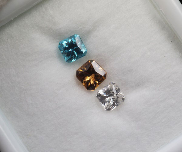 เพทายกัมพูชา 1.80 กะรัต 3 ชิ้นทรงปริ๊นเซส