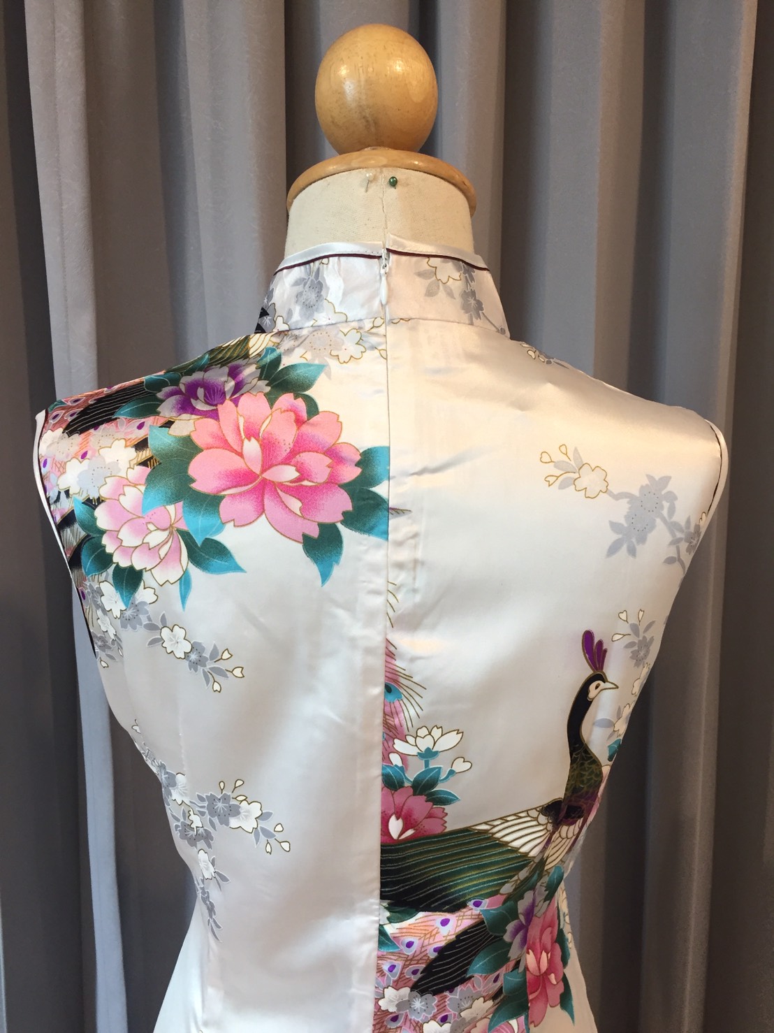 Pre-order กี่เพ้า ผ้าแพร สีขาว ทอลายนกยูง ตัดเย็บอย่างดี