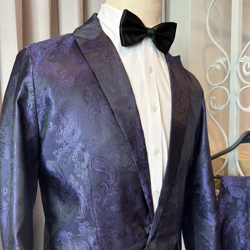 พร้อมเช่า ชุดสูทชาย สีม่วง พิมพ์ลาย เนื้อผ้าแพรแบบหรูมาก ไม่มีเสื้อกั๊ก