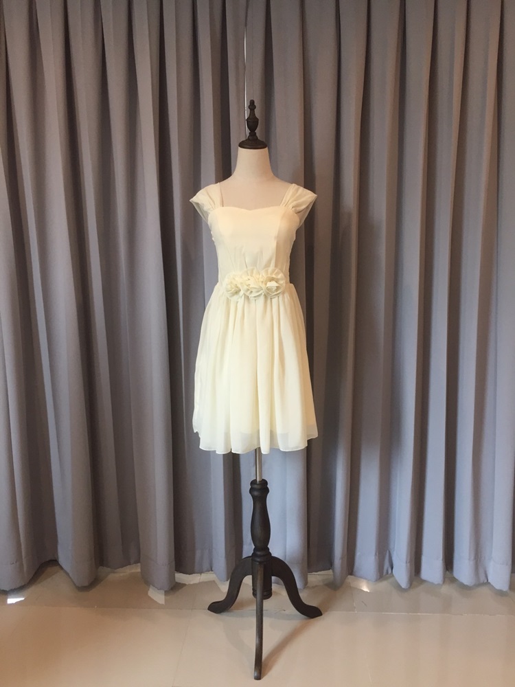 พร้อมส่ง ชุดเดรสสั้น แบบปิดไหล่ จับสม๊อกด้านหลัง แต่งดอกช่วงเอว สีครีม Champagne