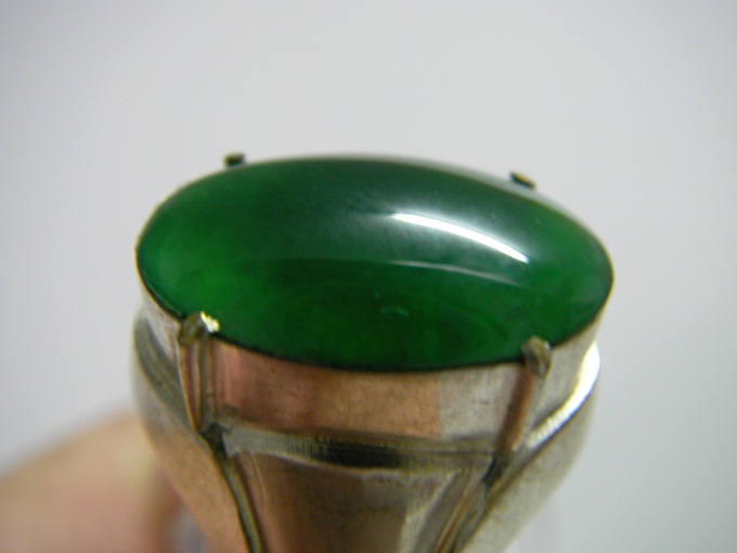 jadeite หรือ jade เนื้อแก้ว เขียวใบตองเข้ม หยกสวย ทำแหวนล้อมเพชร คงขึ้นสวย ขนาด 16.24x10.14x2.63 mm. นน. 3.38 ct. ราคาโทรถาม