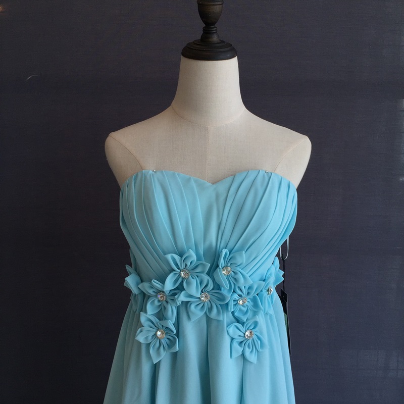 พร้อมเช่า ชุดราตรีสั้น เกาะอก หน้าสั้นหลังยาว แต่งดอกเพิ่มคริสตัล สีฟ้า