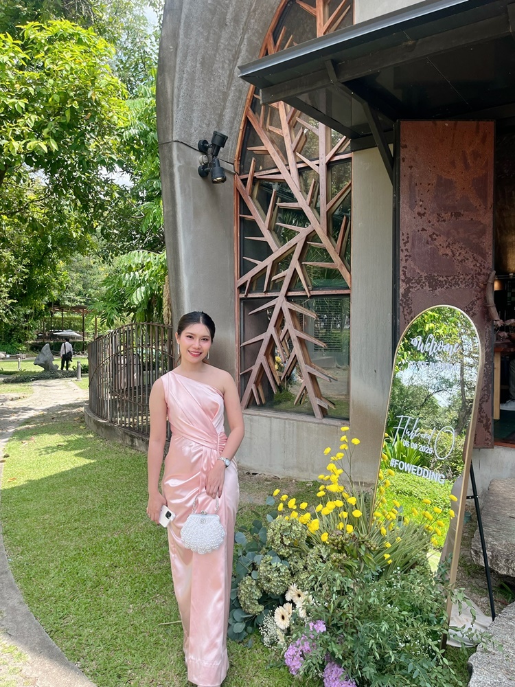 พร้อมเช่า ชุดเดรส เดรสไหล่เดียว แพทเทิร์นเก๋ จับเดรปหน้า สีโอโรส