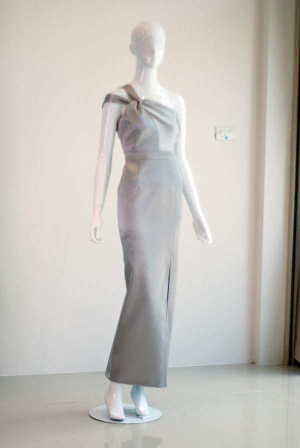 พร้อมเช่า ชุดเดรส ไหล่เดียว ผ้าดัชเชส แพทเทินเก๋ กระโปรงผ่าหน้า สีเทา