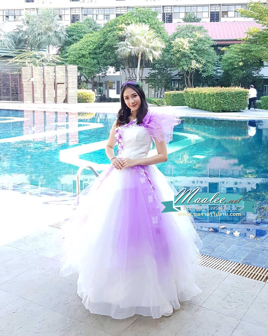 พร้อมเช่า ชุดแฟนซี ชุดราตรียาว ไหล่เฉียงแขนตุ๊กตา สีม่วง ขาว แต่งดอกไม้สามมิติ