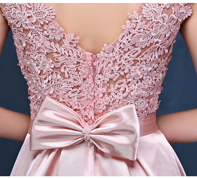 พร้อมเช่า ชุดราตรียาว แขนกุด สีเขียว อกแต่งลูกไม้ กรโปรงเนื้อผ้ามัน คาดเอวคริสตัล เซ็กซี่ผ้าหลัง เพิ่มเข็มกลัดโบว์ช่วงหลัง