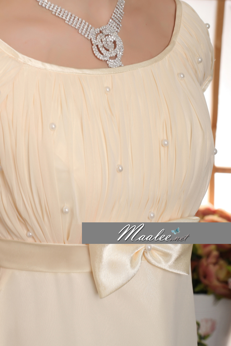 พร้อมเช่า ชุดราตรีสั้น แบบเรียบร้อย แขนสั้น จับเดรปหน้าอก ปักมุก แต่งโบว์ที่เอว สีครีม