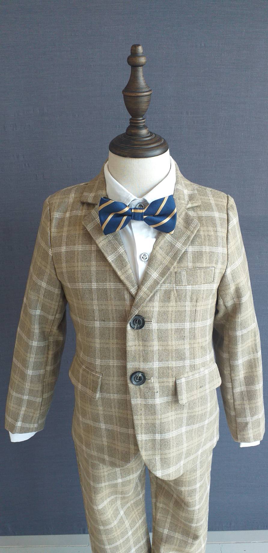 พร้อมเช่า ชุดสูทเด็กชาย สีกากีลายตาราง ** พร้อมเช่าไซส์ 100 , 110 , 120,130,140,150 **