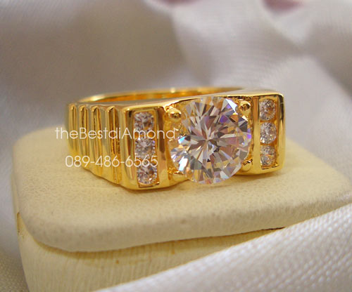 BR814+++แหวนชายเพชร 1 กะรัต แบบตัวเรือนยกสูง+++ดูดีมีระดับมากๆๆ หรูหราพอสมควร ตัวเรือนด้านบนยกสูงเล็กน้อย เพชรเล่นไฟดีสุดๆ เหมือนงานร้านจิวเวลลี่เลย