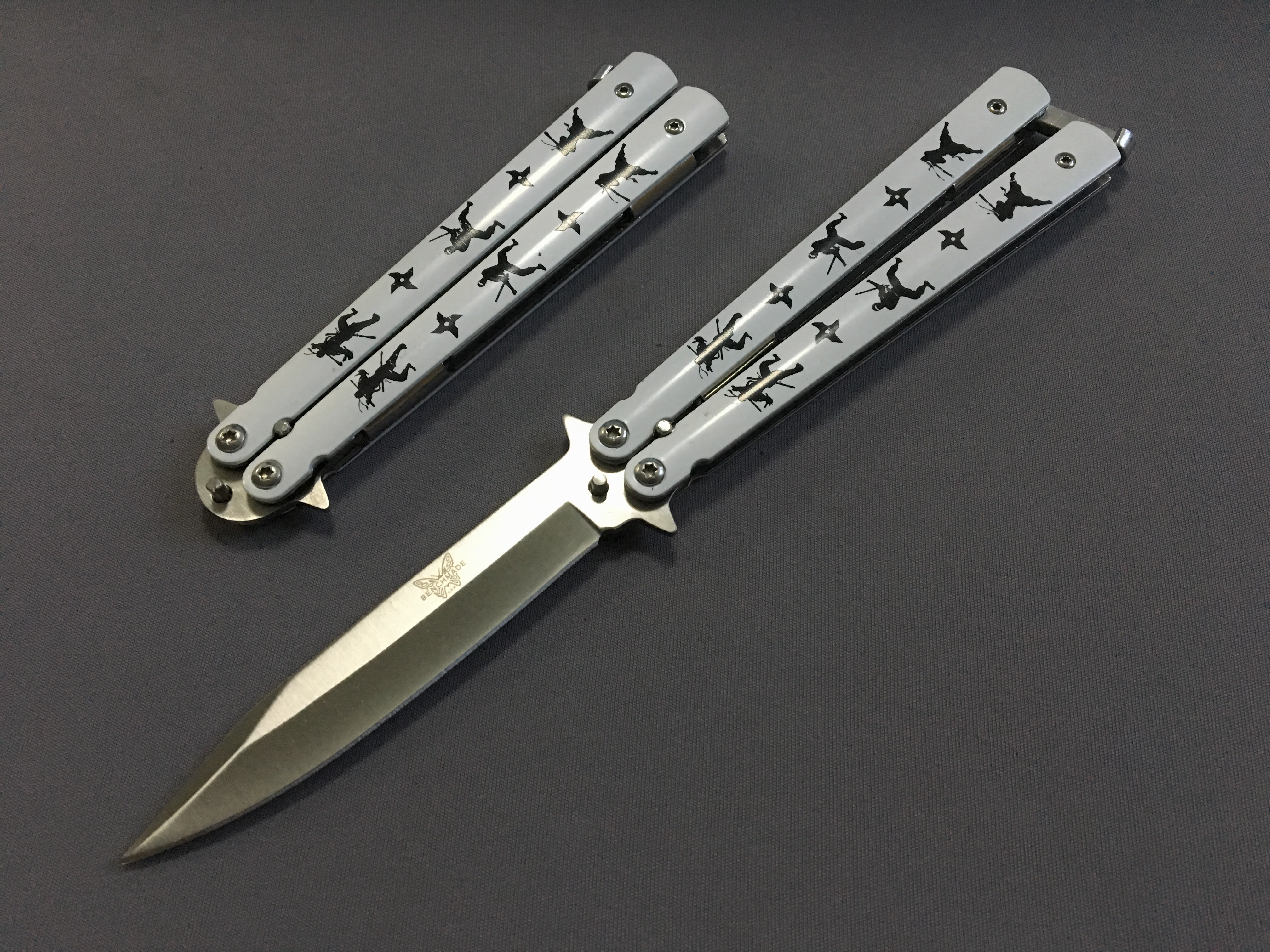 มีดบาลีซอง Balisong มีดควง มีดปีกผีเสื้อ ลายนินจา สีขาว ใบเงิน มีคม ขนาด 8.5 นิ้ว BLA037