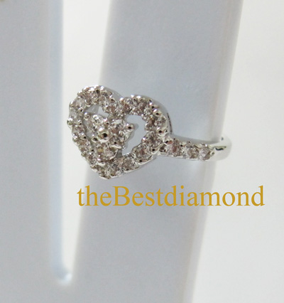 BR212RD+++แหวนเพชรCZ รูปหัวใจ มีบ่าข้าง++แบบทันสมัย ดูดี intrend มากๆๆ แบบออกมาจากร้านจิวเวลลี่เลย เพชรสวยวิ๊งๆ ใส่ติดนิ้วได้เลยค่ะ สวยสุดๆ รับประกัน