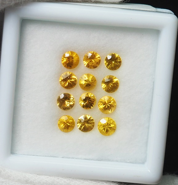 บุษราคัม( Yellow Sapphire) 1.60 กะรัต 12 ชิ้น 2.8 มิล