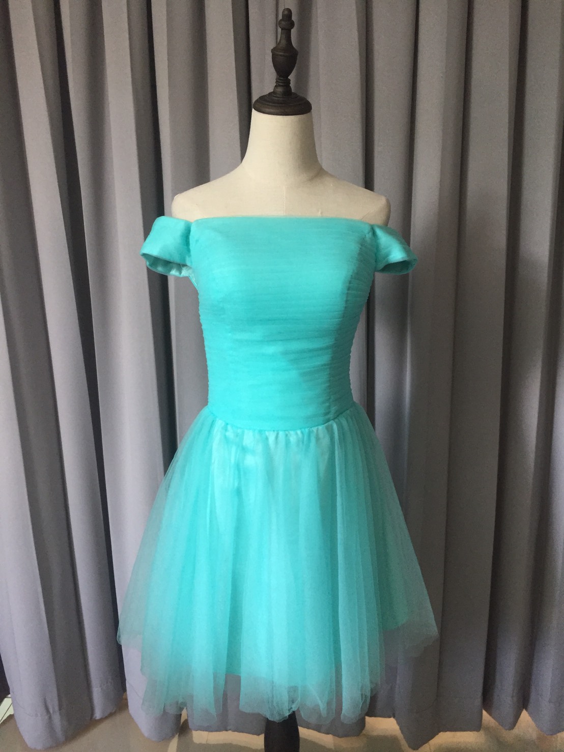 พร้อมเช่า ชุดราตรีสั้น แบบปาดไหล่ สีเขียวมิ้นต์ ผ้าโปร่งตาข่าย อกจับจีบตีเกล็ด แบบเรียบหรู (เชือกผูกหลัง)