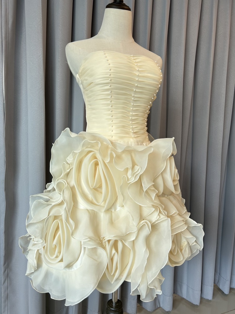 พร้อมเช่า ชุดแฟนซี ชุดราตรีสั้นเกาะอก สีครีม กระโปรงดอก 3 มิติ