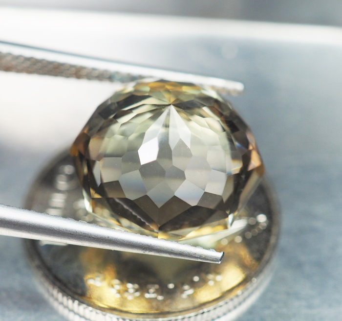 พลอยซิทรินสีเหลือง 9 กะรัตทรงแปดเหลี่ยม