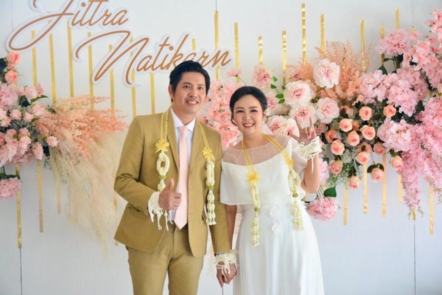 พร้อมเช่า ชุดราตรียาว แบบปิดไหล่ ผ้าชีฟอง แต่งดอกและลูกปัดสวย สีขาว