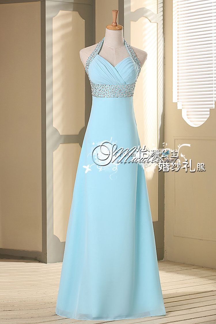 พร้อมเช่า ชุดราตรียาว สีฟ้า แบบเก๋ คล้องคอ ช่วยยกเนินอกสวย