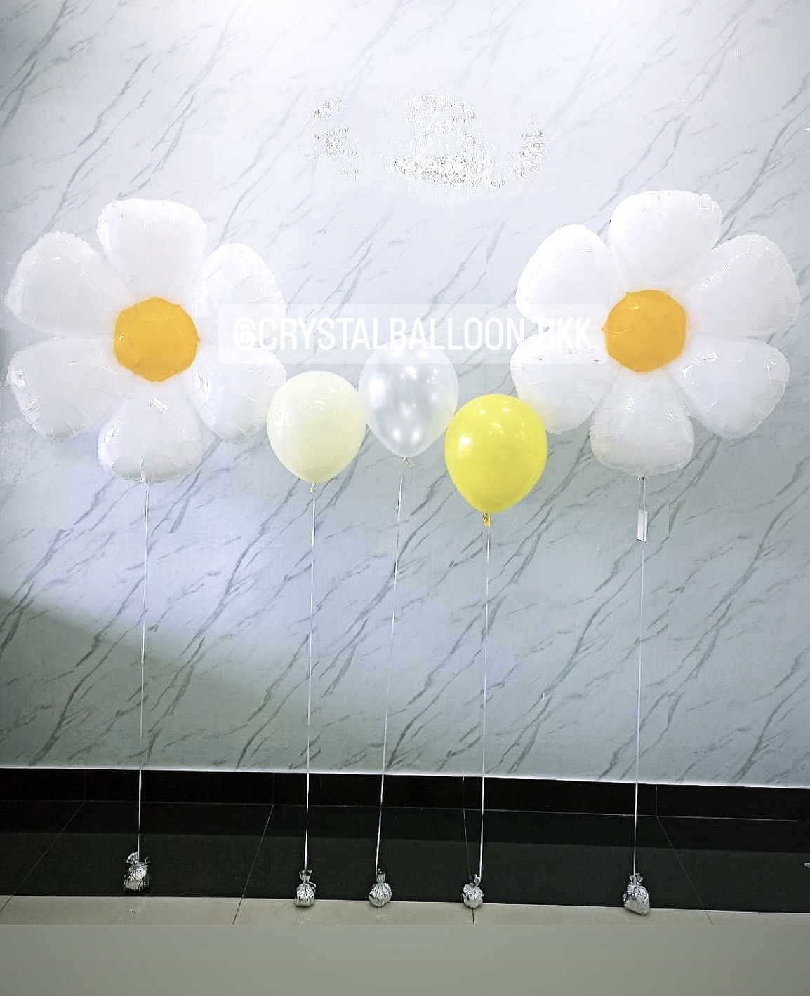 ลูกโป่ง ตกแต่งภายในงาน ฟอยล์ดอกเดซี่ 2 ดอก พร้อม ลูกโป่งตั้งพื้น/วางเดี่ยว 3 ลูก พร้อมตกเเต่ง สามารถเปลี่ยนสีลูกโป่ง/เปลี่ยนฟอยล์ตกแต่งได้