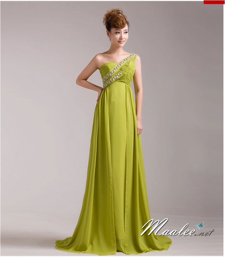 พร้อมเช่า ชุดราตรียาว สีเขียว แต่งเพรชช่วงอก