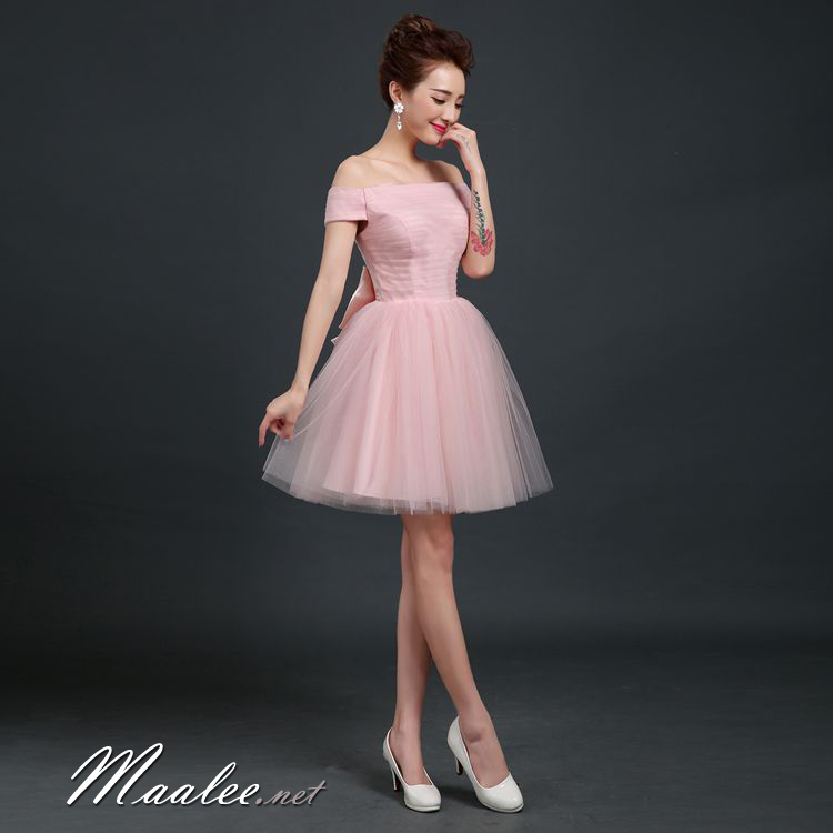 พร้อมเช่า ชุดราตรีสั้น แบบปาดไหล่ สีชมพู Nude ผ้าโปร่ง อกจับจีบตีเกล็ด แบบเรียบหรู พร้อมโบว์ (เชือกผูกหลัง)